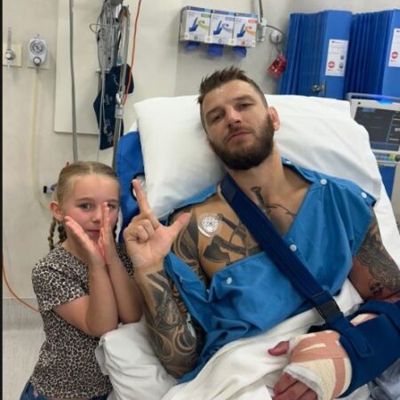 Дэн Хукер демонстрирует ужасные последствия операции на руке после снятия с UFC 313