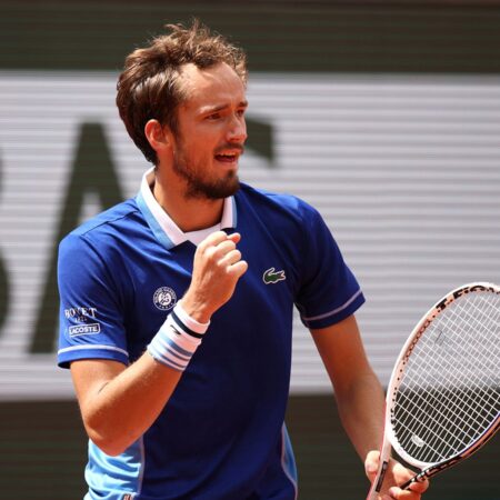 Nicolas Lambert Creates Tennis Ball Dessert for Daniil Medvedev