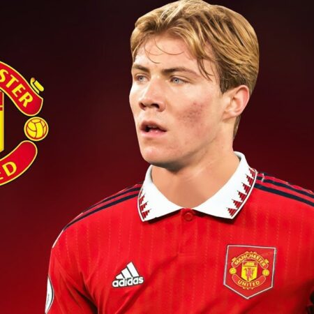 अंतर्राष्ट्रीय ब्रेक के बाद रासमस होजलुंड गर्लफ्रेंड के साथ एस्डा में दूध खरीदने गए