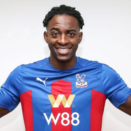 Жан-Филипп Матета вышел на поле в шлеме для водного поло после травмы головы