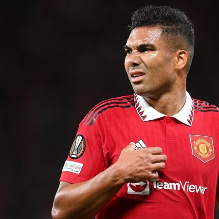 Man Utd stars Casemiro and Joshua Zirkzee hailed for genius role in Bruno Fernandes’ stunning free-kick against Arsenal