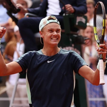 Holger Rune Reaches Indian Wells Quarterfinals with Straight-Sets Victory Over Stefanos Tsitsipas