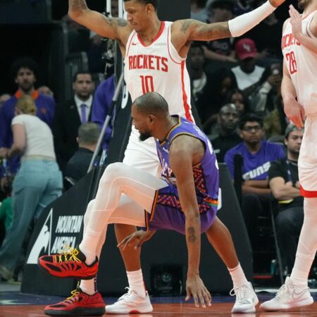 Скандальный момент: Жозе Моуринью ущипнул за нос тренера Галатасарая, вызвав беспорядки