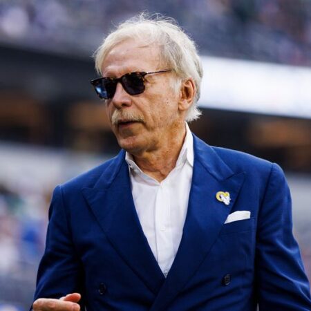 आर्सेनल के प्रशंसक क्लब के ‘स्थिर’ रहने से नाराज, मालिक स्टैन क्रोनके ने लॉस एंजिल्स रैम्स में लगभग £8 बिलियन लगाए