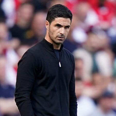 रियल मैड्रिड मैच से पहले आर्सेनल प्रशिक्षण में मिकेल आर्टेटा का स्लाइड टैकल